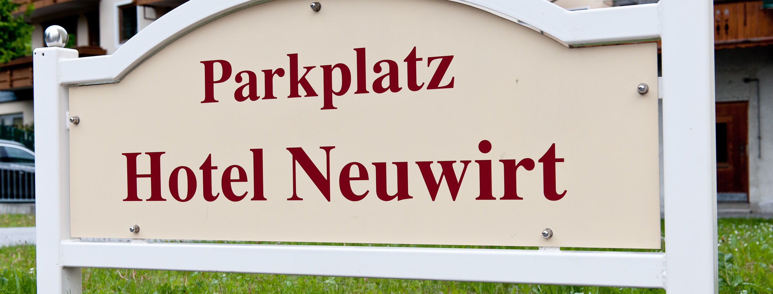 neuwirt-tirol_parkplatz_pano